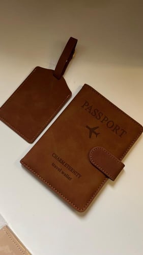 حافظة جواز سفر مع تعليقة الشنطة