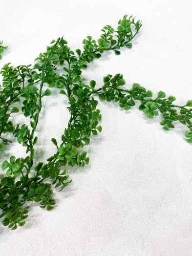 فروع نبات صناعي أخضر