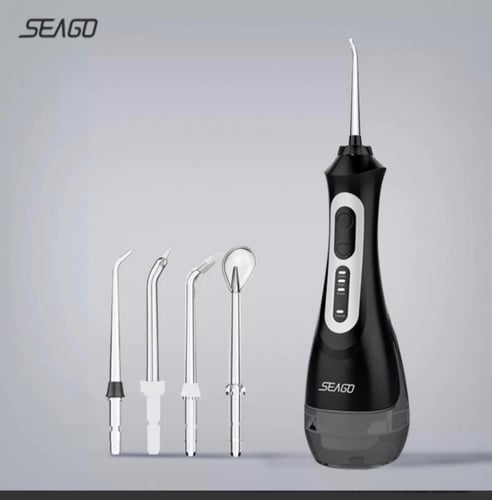 الخيط المائي لتنظيف الاسنان