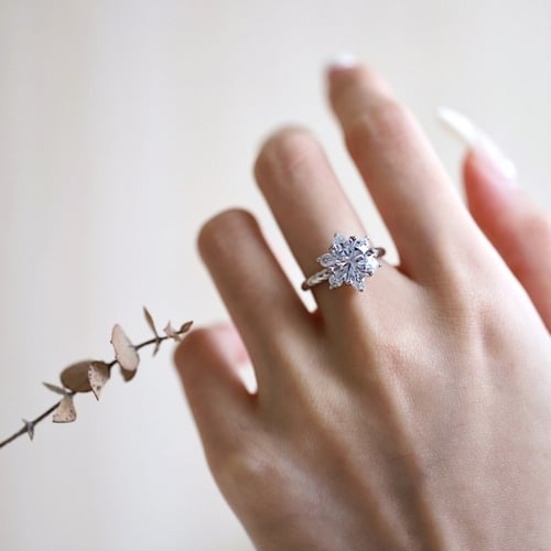 خاتم زهرة أستر من احجار الـ CZ والفضة