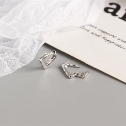 حلق مثلث من الفضة المطلية بالروديوم