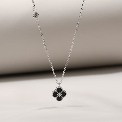 قلادة وردة كلوفر بأحجار الCZ