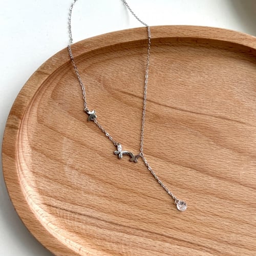 سلسال الفراشات من احجار الـCZ والفضة المطلية بالرو...