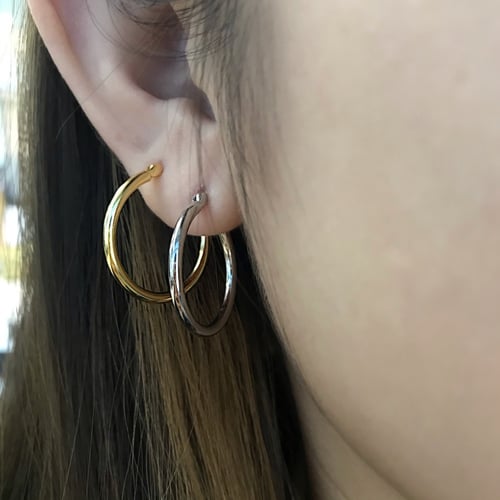 حلق كلاسيك من الفضة المطلية بالروديوم