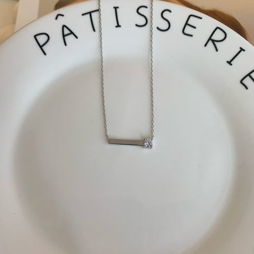 قلادة Oblong بأحجار الCZ والفضة المطلية بالروديوم