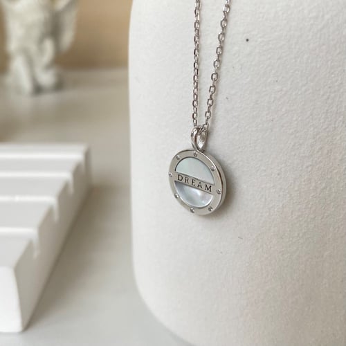 قلادة دريم من الفضة المطلية بالروديوم