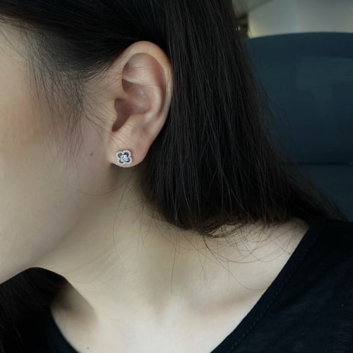 حلق وردة كلوفر من الفضة المطلية بالروديوم