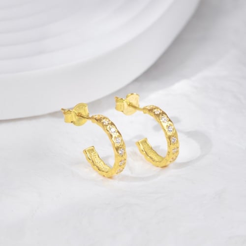 حلق هاف سيركل من احجار الـCZ والفضة المطلية بالذهب