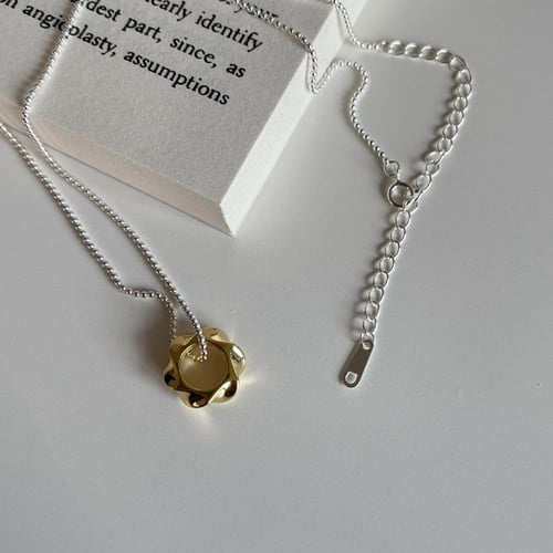 قلادة مودرن زهرة من الفضة المطلية بالذهب