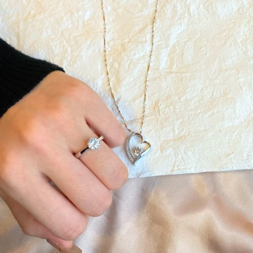 طقم love من احجار الـCZ و الفضة المطلية بالروديوم...