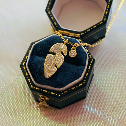 قلادة الريشة من احجار الـCZ و الفضة المطلية بالذهب