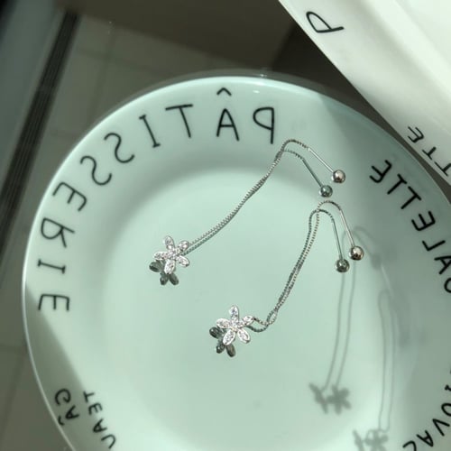 حلق زهرة من احجار الـCZ والفضة المطلية بالروديوم