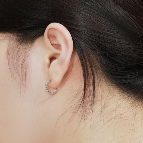 حلق هاف سيركل من احجار الـCZ والفضة المطلية بالرود...