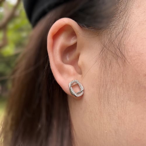 حلق كروس من أحجار الCZ والفضة المطلية بالروديوم