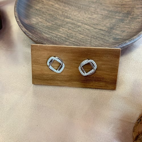 حلق كروس من أحجار الCZ والفضة المطلية بالروديوم