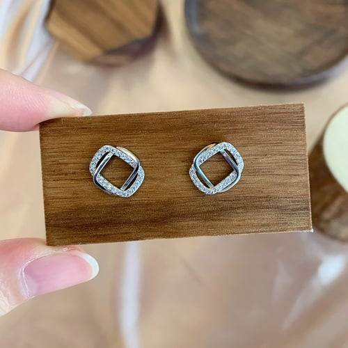 حلق كروس من أحجار الCZ والفضة المطلية بالروديوم