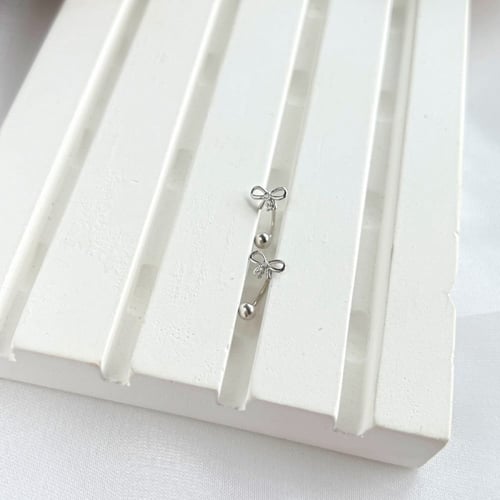 حلق فيونكة من احجار الـCZ و الفضة المطلية بالروديو...