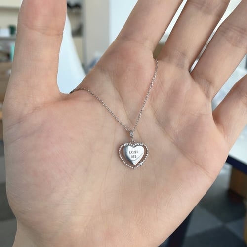 قلادة تحبني من احجار الـCZ والفضة المطلية بالروديو...