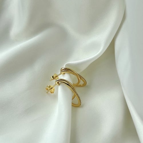 حلق هاف سيركل من احجار الـCZ والفضة المطلية بالذهب