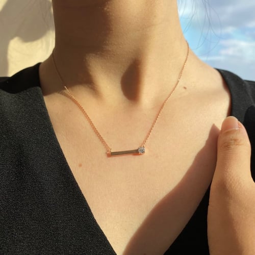 قلادة Oblong بأحجار الCZ والفضة المطلية بالذهب