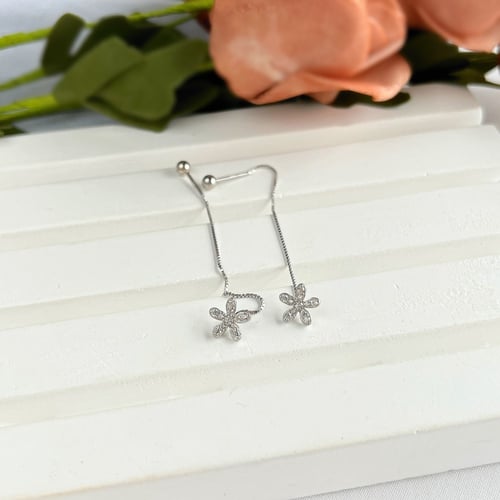 حلق زهرة من احجار الـCZ والفضة المطلية بالروديوم