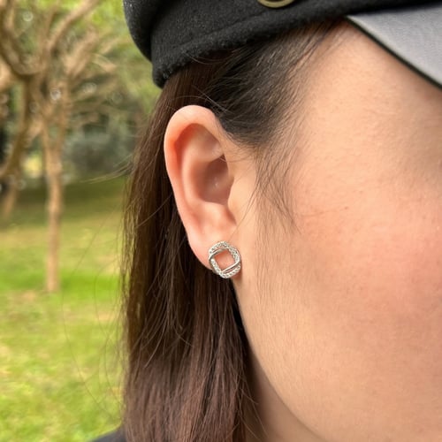 حلق كروس من أحجار الCZ والفضة المطلية بالروديوم