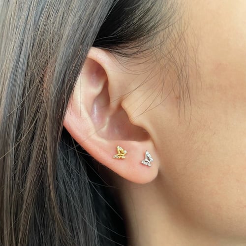 حلق فراشة ناعم من الفضة المطلية بالروديوم