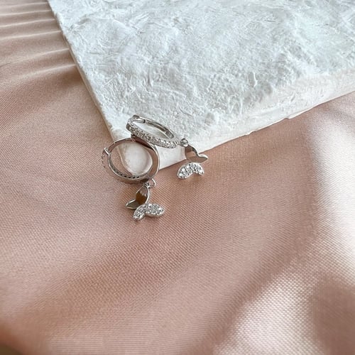 حلق فراشة من احجار الـCZ والفضة المطلية بالروديوم