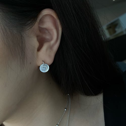 حلق هلتون من الفضة المطلية بالروديوم