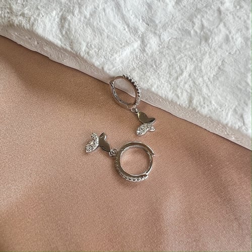 حلق فراشة من احجار الـCZ والفضة المطلية بالروديوم