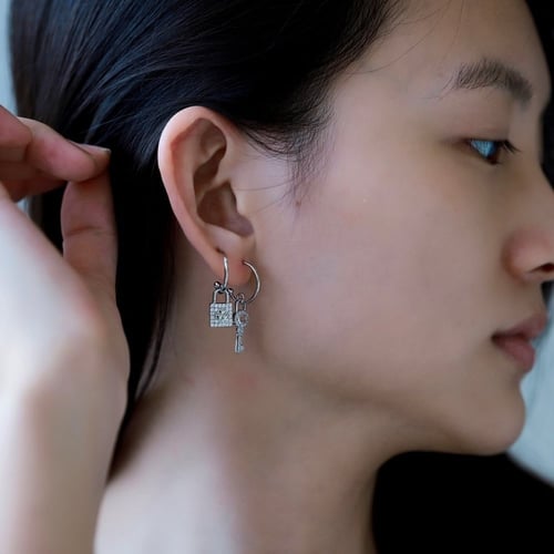 حلق The Key من الفضة المطلية بالروديوم