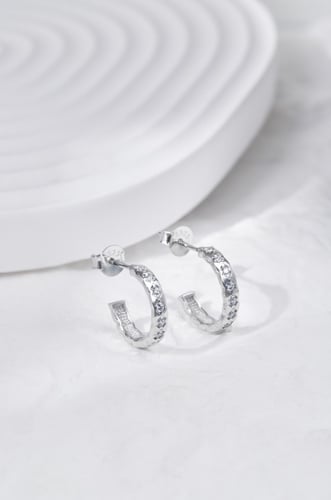 حلق هاف سيركل من احجار الـCZ والفضة المطلية بالرود...