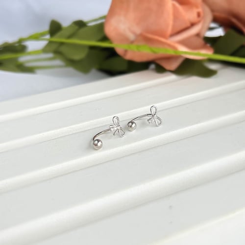 حلق فيونكة من احجار الـCZ و الفضة المطلية بالروديو...