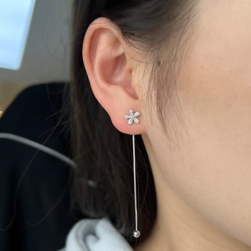 حلق زهرة من احجار الـCZ والفضة المطلية بالروديوم