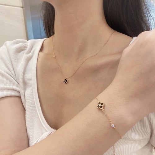 قلادة وردة كلوفر روزي بأحجار الCZ