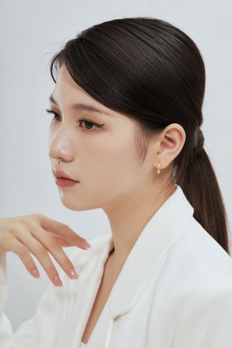 حلق هاف سيركل من احجار الـCZ والفضة المطلية بالذهب