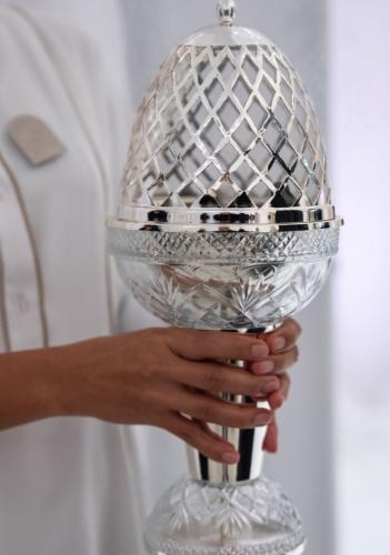 مبخرة كريستال بتصميم بيضة على قاعدة