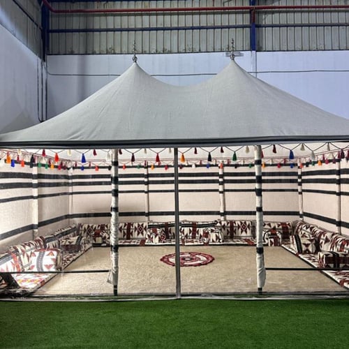 خيمة الصقور