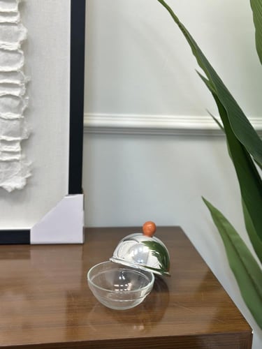 صحن زجاج بغطاء فضي