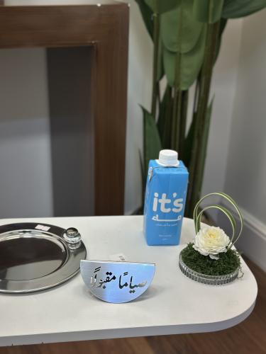 استاند اكريليك فضي