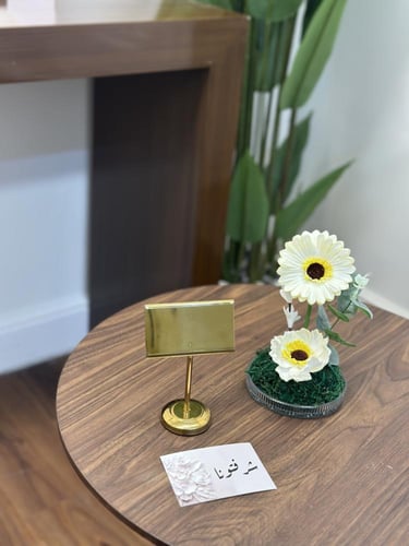 استاند ذهبي مع الكرت