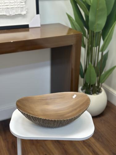 صحن تقديم خشب بني