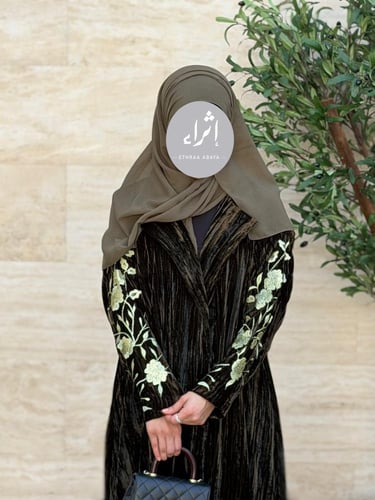 عباية مخمل مع تطريز يدوي