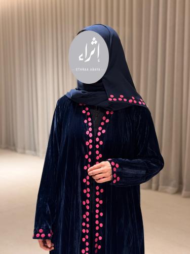 عباية مخمل كحلي مع تطريز يدوي