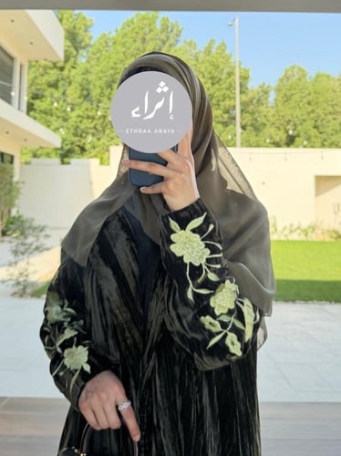 عباية مخمل مع تطريز يدوي