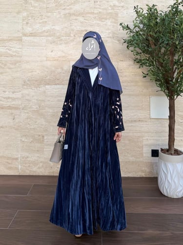 عباية مخمل مع تطريز يدوي