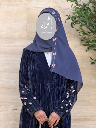 عباية مخمل مع تطريز يدوي