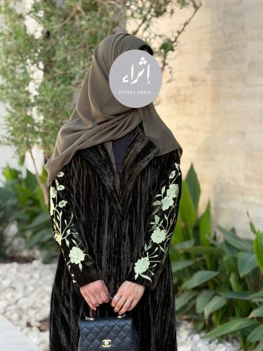 عباية مخمل مع تطريز يدوي