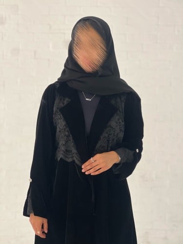 عباية مخمل كوري مع دانتيل