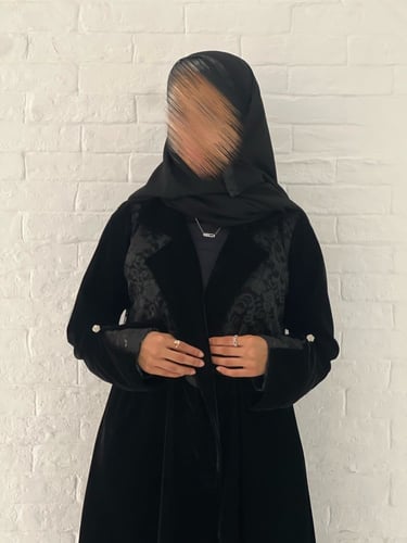 عباية مخمل كوري مع دانتيل